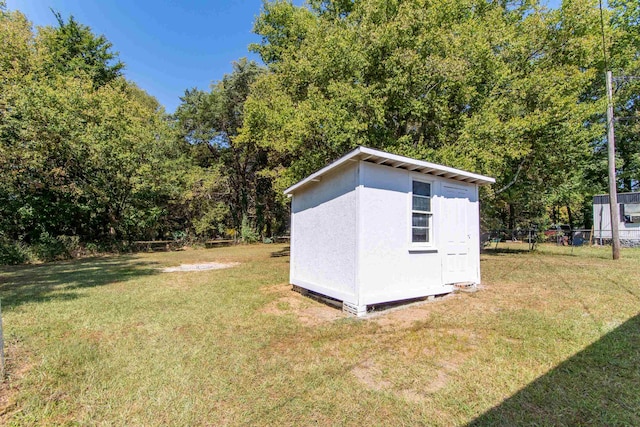 view of outdoor structure with a yard