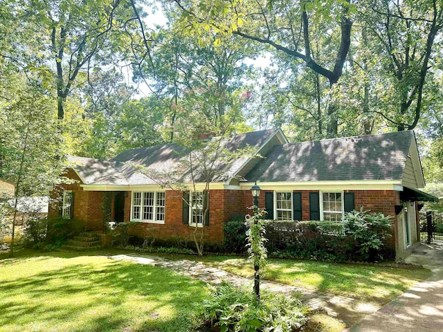 view of front facade featuring a front yard