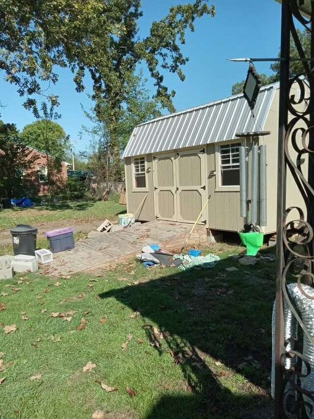 view of yard featuring a storage shed and an outdoor structure