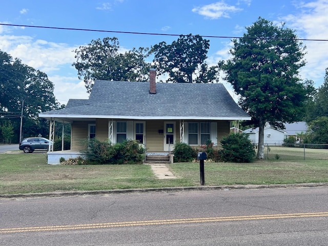 view of front of property featuring a front yard and a porch