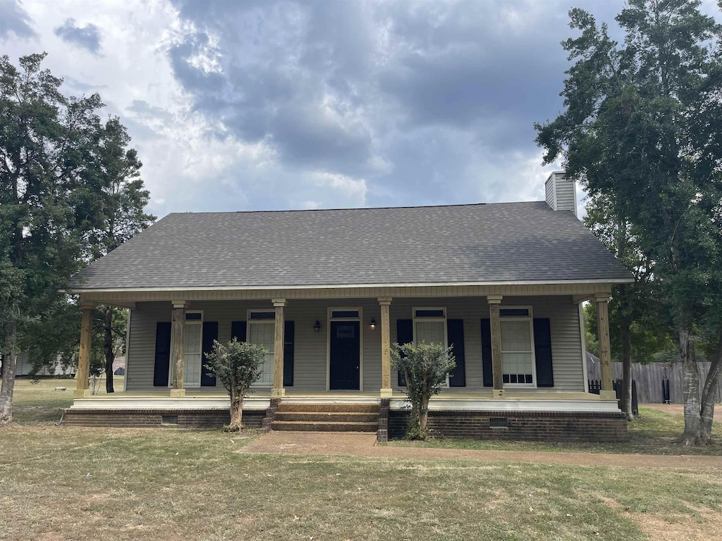 view of front of house with a front lawn and covered porch