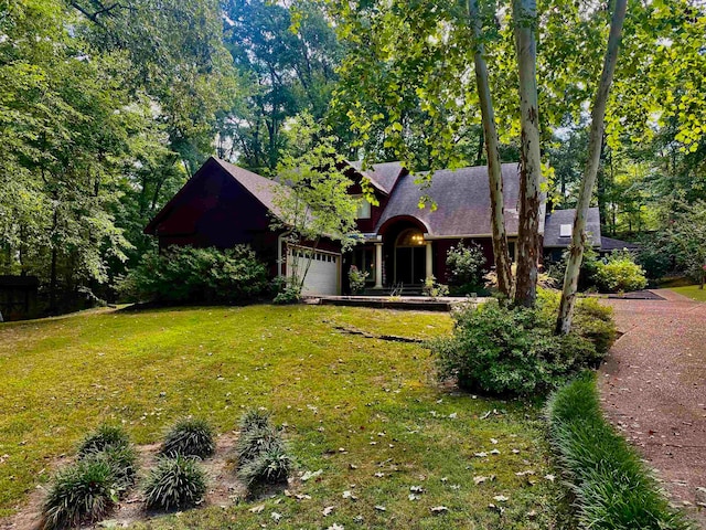 view of front of property featuring a front yard and a garage