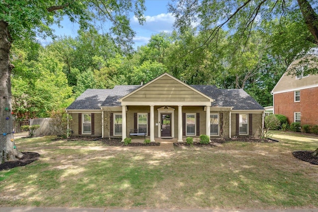 view of front of house featuring a front lawn