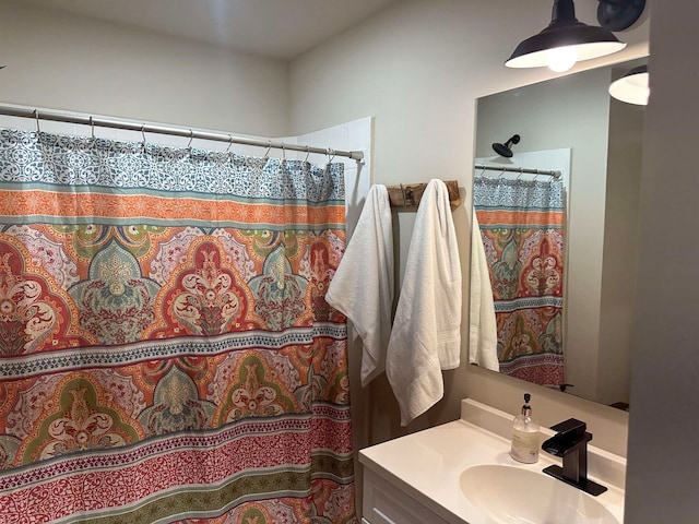 bathroom featuring a shower with shower curtain and vanity