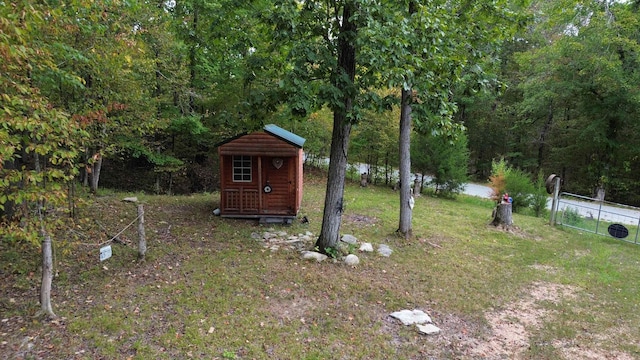 view of yard featuring a storage unit