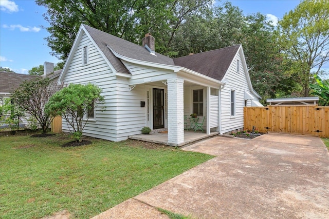 view of front facade featuring a front yard and a patio