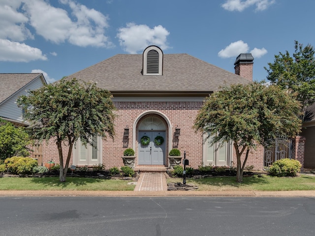 view of front facade with a front lawn