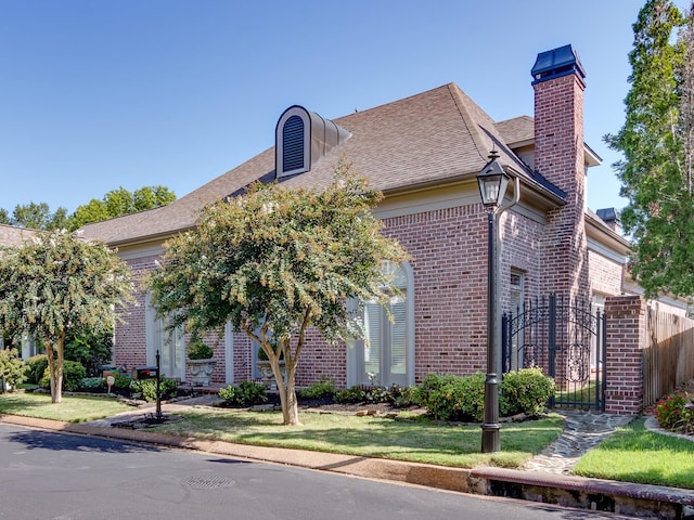 view of front facade featuring a front lawn