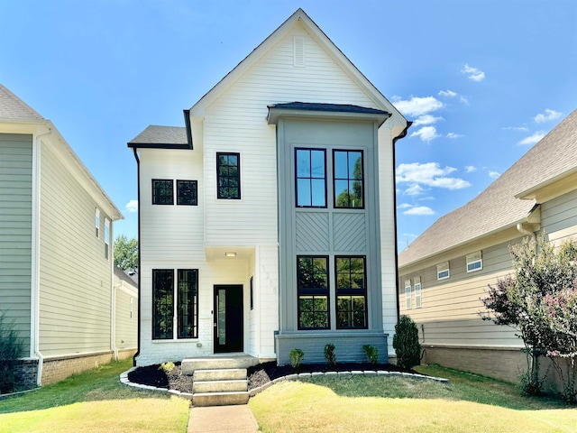 view of front of property with a front yard