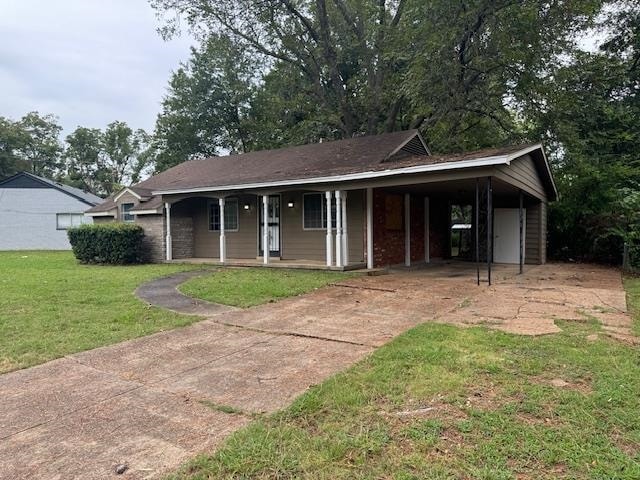 ranch-style home with a front yard