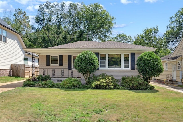 view of front of property featuring a front lawn