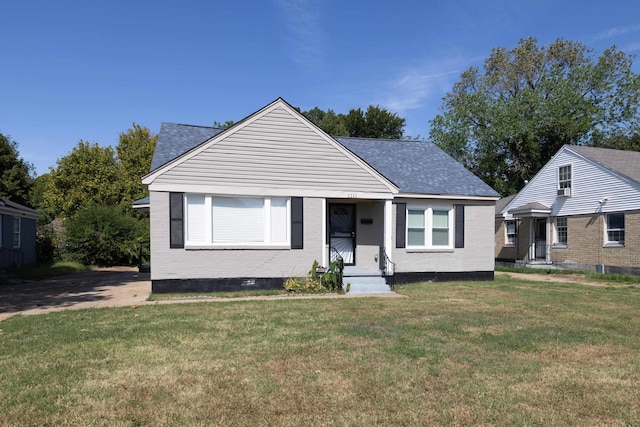 view of front facade featuring a front lawn