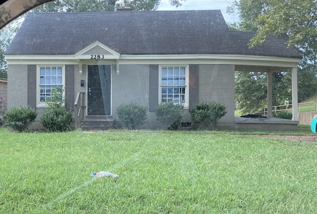 view of front of house featuring a front lawn