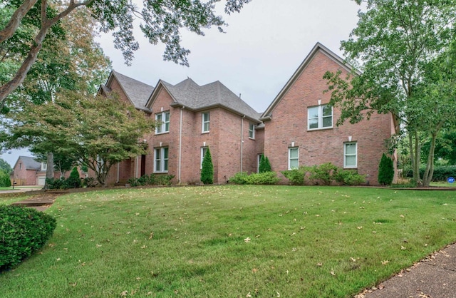 view of front facade featuring a front lawn