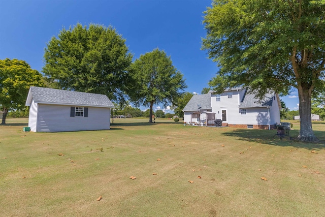 view of yard with an outbuilding