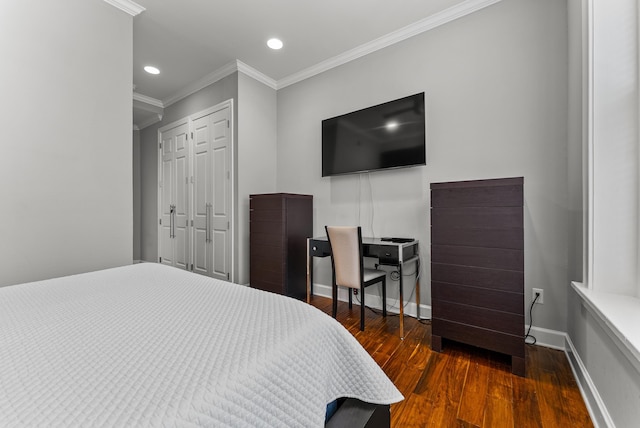 bedroom with wood finished floors, baseboards, recessed lighting, a closet, and crown molding