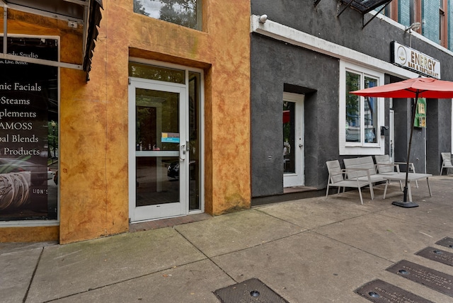 view of exterior entry with stucco siding