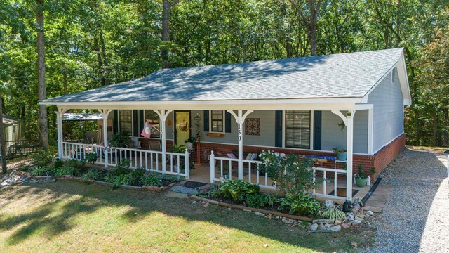 view of front facade featuring a porch and a front yard