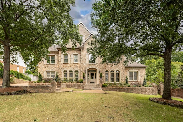 view of front facade with a front lawn