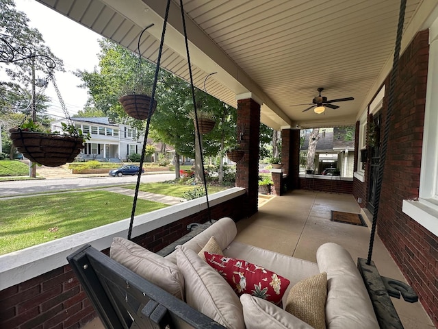 sunroom featuring a ceiling fan