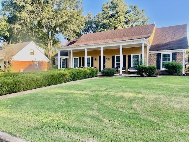 view of front of property featuring a front yard