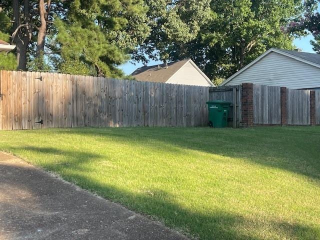view of yard featuring a fenced backyard