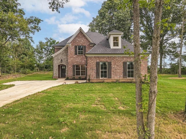 view of front facade with a front yard