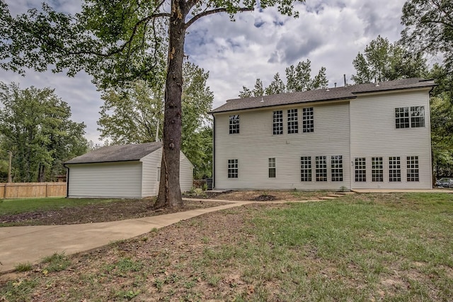 view of front of house featuring a front yard