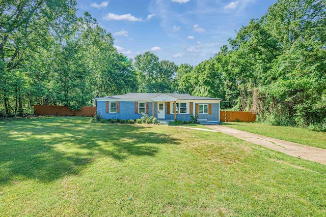 ranch-style home featuring a front lawn