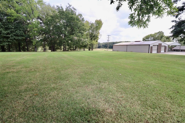 view of yard featuring an outdoor structure