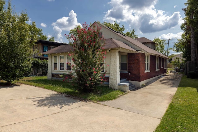 view of front facade with a front lawn