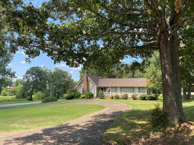 single story home with a front lawn