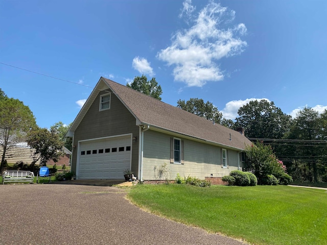 view of front facade featuring a front yard and a garage