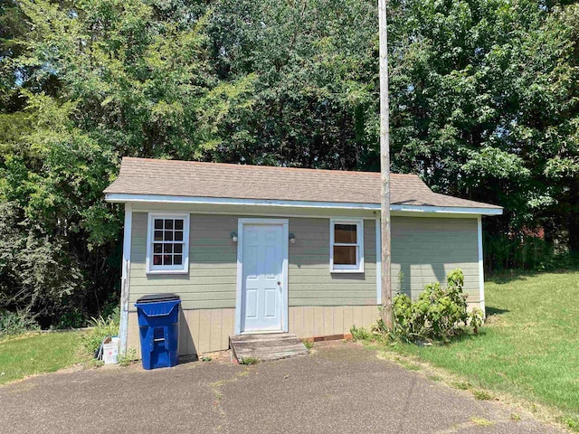 view of front of house featuring a front yard