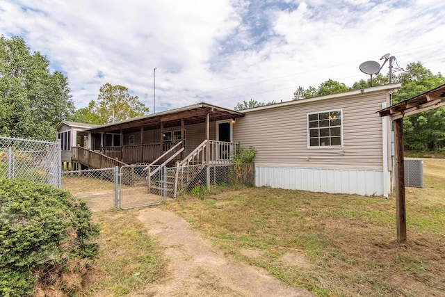 view of front of home featuring a front lawn