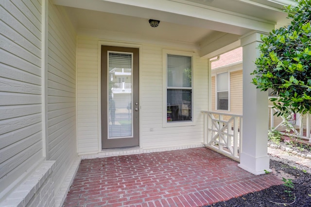 entrance to property featuring covered porch