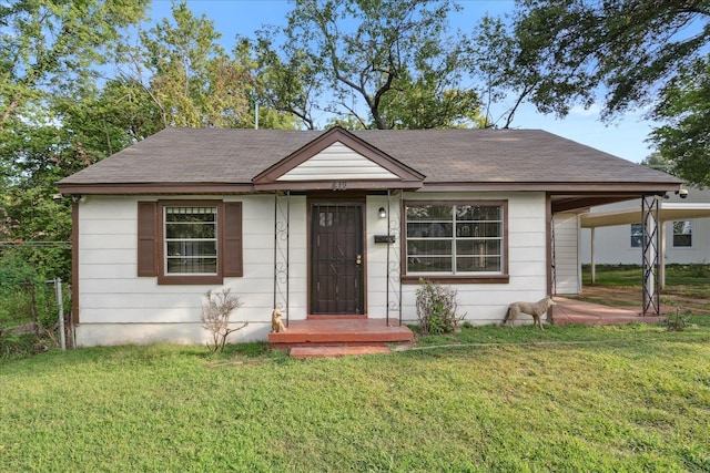 view of front of home featuring a front lawn