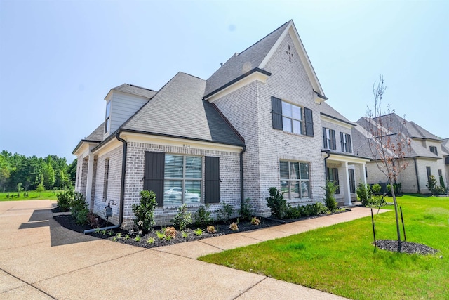 view of front of property with a front lawn