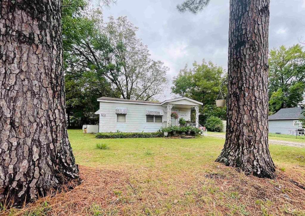 view of front facade featuring a front lawn