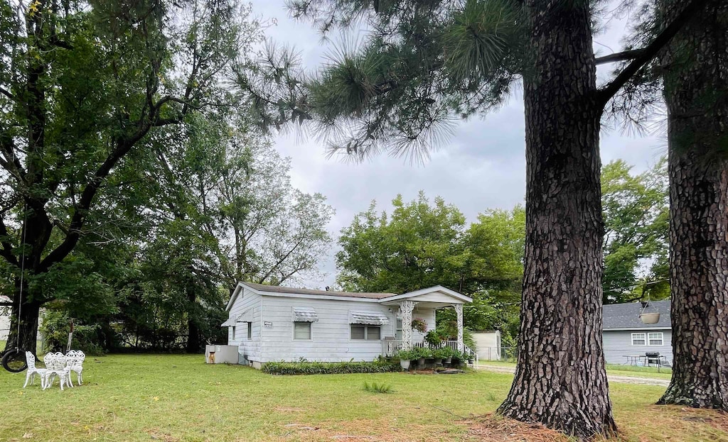 view of front of house featuring a front lawn