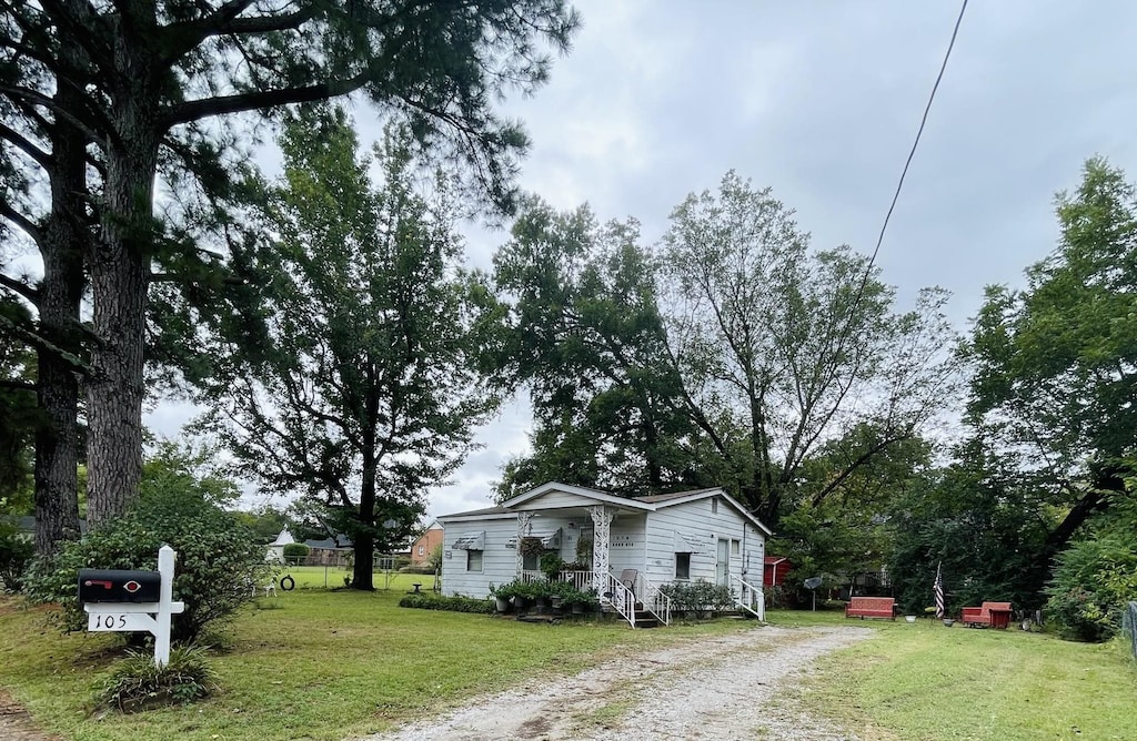 view of front of home with a front lawn