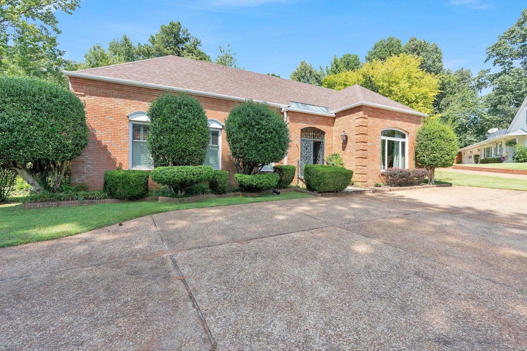 view of front of property with a front yard