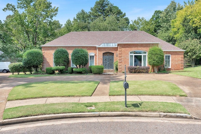 view of front of house featuring a front lawn