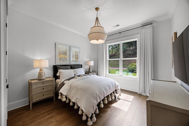 bedroom featuring dark wood-style floors, visible vents, and baseboards