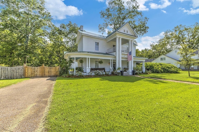 view of front facade featuring covered porch and a front yard