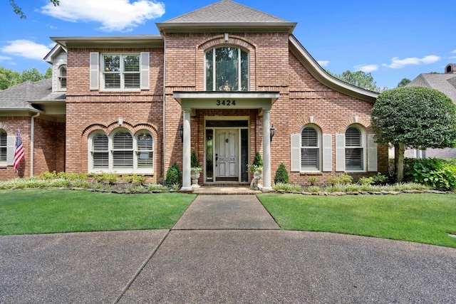 view of front of property featuring a front lawn