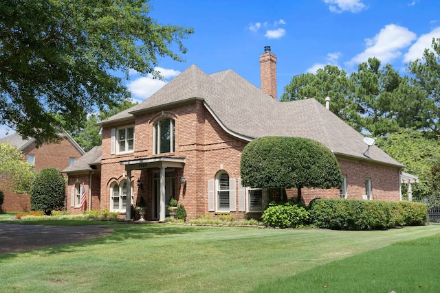 view of front of home with a front lawn