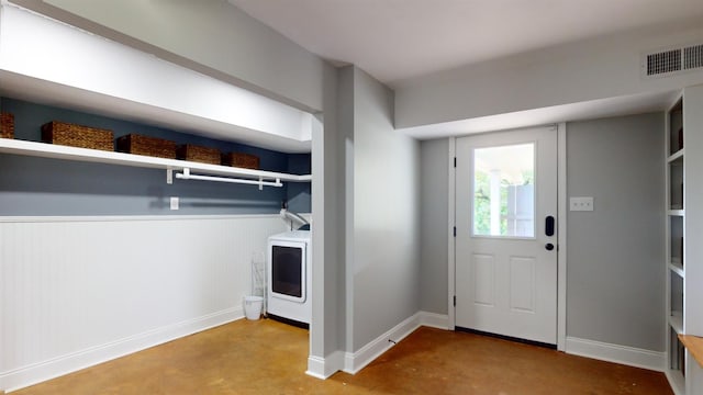 foyer entrance with washer / dryer