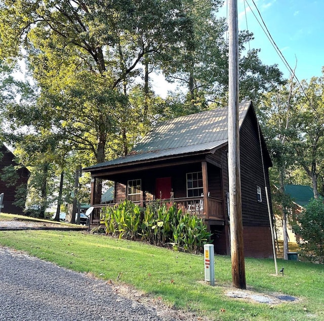 view of front of house featuring a front yard and covered porch