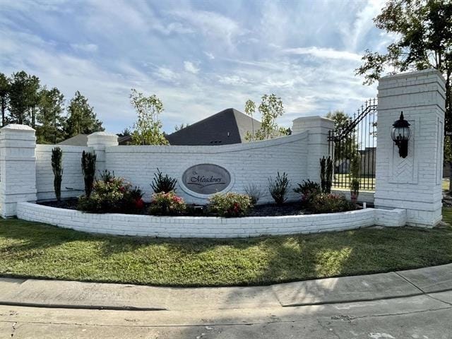 community sign featuring a yard